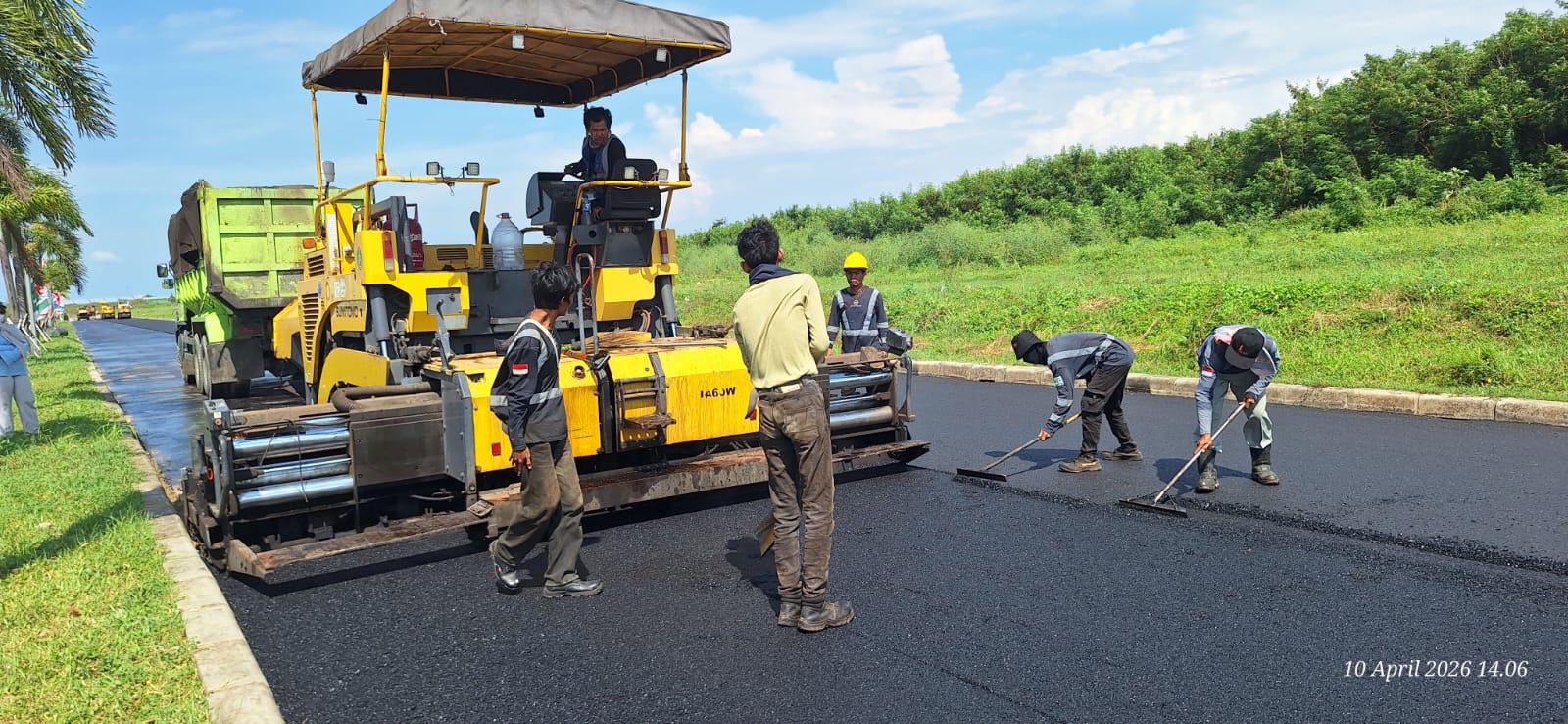 Pekerjaan Penggelaran Hotmix Dengan Alat