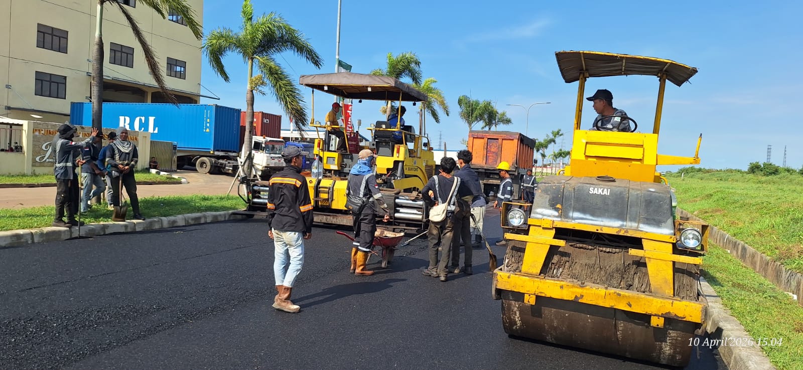 Pekerjaan Penggelaran Hotmix di Kawasan Marunda Jakarta